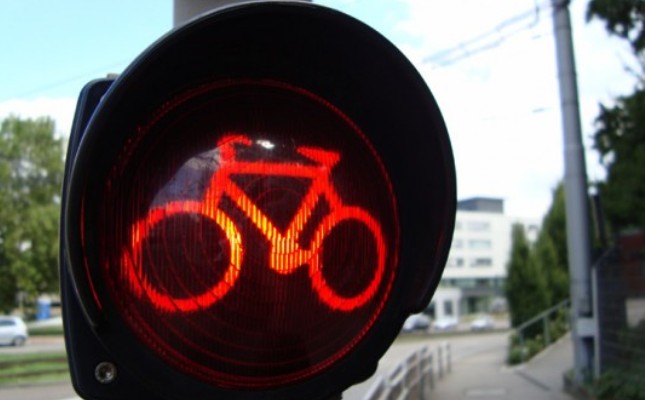 french-cyclists-win-right-to-run-red-light-2-537x402