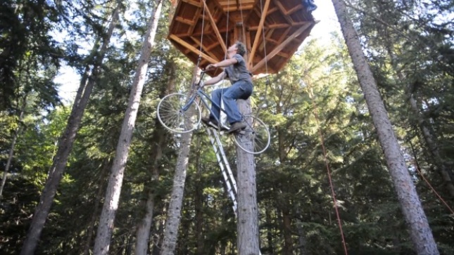 bicycle-powered-treehouse-elevator7