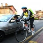 Novi zakon u Irskoj: bliski susreti automobila pored biciklista će se kažnjavati