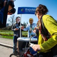 Protest biciklista: Performans ispred Skupštine grada sa maskama Vesića i Malog